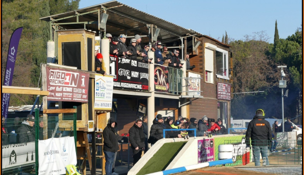 Les pilotes perchés au-dessus du circuit pour conduire leurs mini bolides