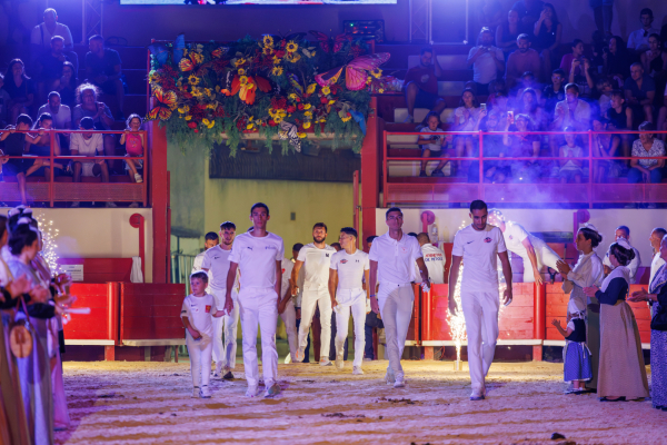 L'entrée des raseteurs dans les arènes à Pérols, un moment fort du Trophée taurin 3M 2025