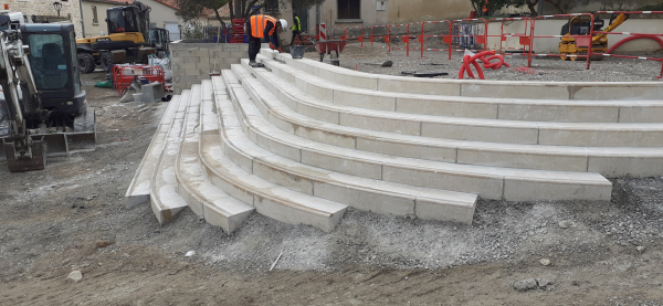 Les marches de la place de l'église ont été entièrement refaites en pierre calcaire
