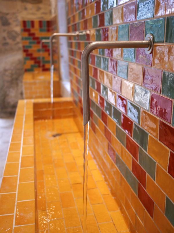 L'eau qui coule du robinet de la buvette avec détail coloré des crédences