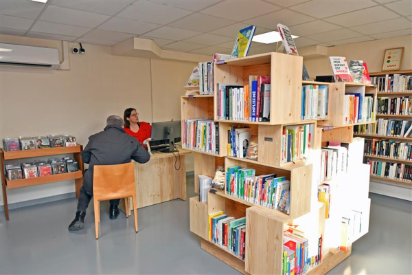 agent ordinateur usager chaise étagères livres documents divers