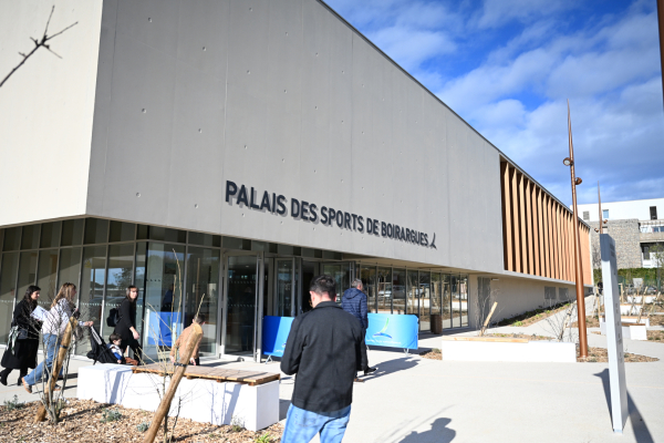 entrée et parvis du palais des sports 