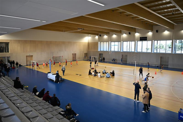 grande halle du palais des sports, démonstrations de handball, volley assis et basket, poutres en bois, fênetres