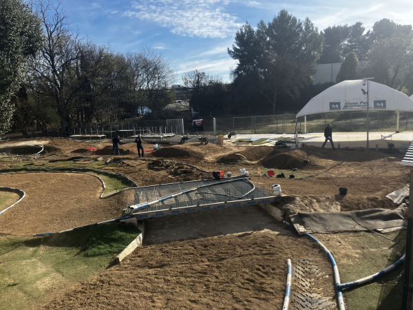 transporter la terre, retirer les cailloux, aplanir au rouleau compresseur... Le circuit s'entretient comme un jardin...