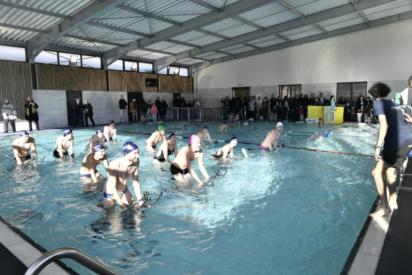 bassin intérieur cours d'aquabike maître nageur personnes murs toit