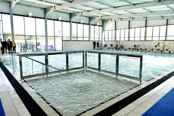 pataugeoire sécurisée bain à remous bassin 15 mètres sur 15 fenêtres équipements divers