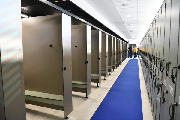 couloir de vestiaires avec cabines 