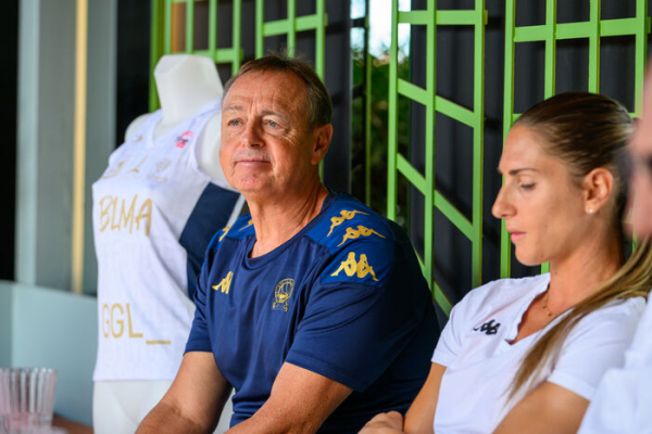 conférence de presse, coach Valéry Demory, capitaine Romane Bernies, maillot du BLMA
