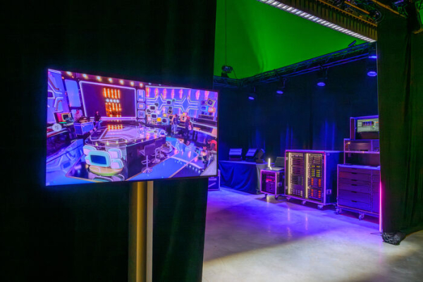 studio pouvant accueillir l'enregistrement d'un jeu télévisé, écrans, lumières, effets spéciaux