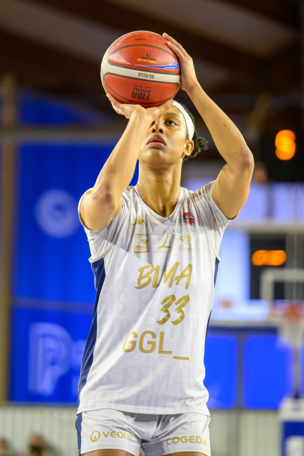 joueuse de basket Nell Angloma shoote un lancer-franc, ballon