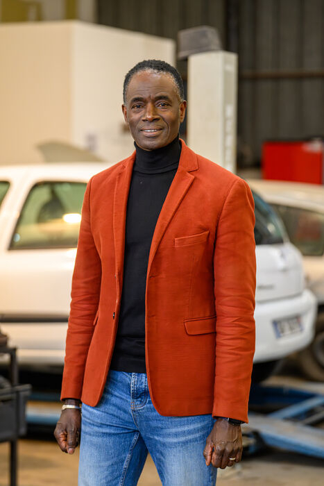 Cheikh Lo, directeur de&nbsp;Passerelles Synergies, voiture en arri&egrave;re-plan