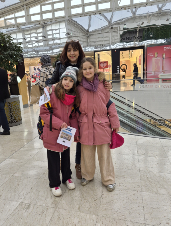 Barbara Folloni, institutrice italienne, en compagnie de deux de ses élèves, Luce et Lucretia