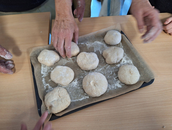 atelier de fabrication de pain avec un boulanger 
