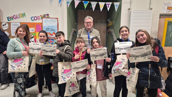 enseignants dans la classe de langues décorée, élèves, diplômes,