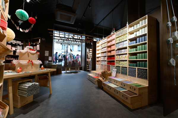 Parmi les produits phares, les bougies de toutes les couleurs qui incarnent l'esprit cocooning de la marque