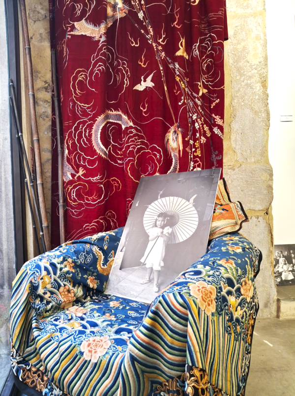 installation fauteuil, photo et tenture chinoise