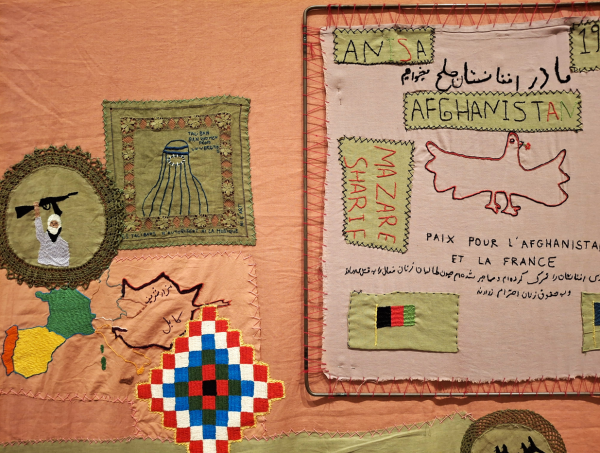 Tissage de figures, cartes, mots écrits dénonçant l'oppression du régime des Talibans en Afghanistan