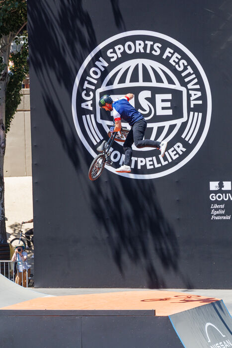 Anthony Jeanjean dans les airs en BMX Freestyle lors de l'édition 2025 
