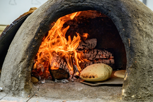 cuisson du pain dans un four à bois traditionnel 