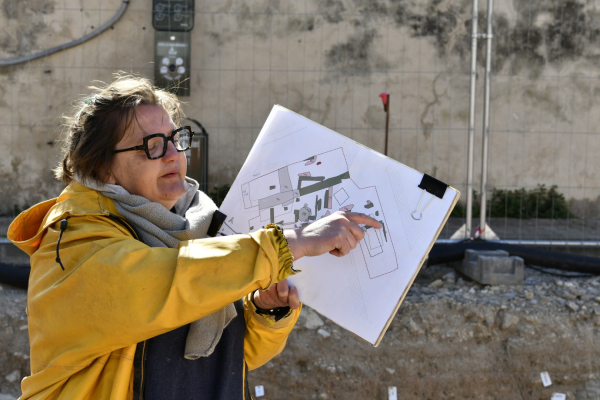 archéologue, plan des fouilles, terre avec étiquettes