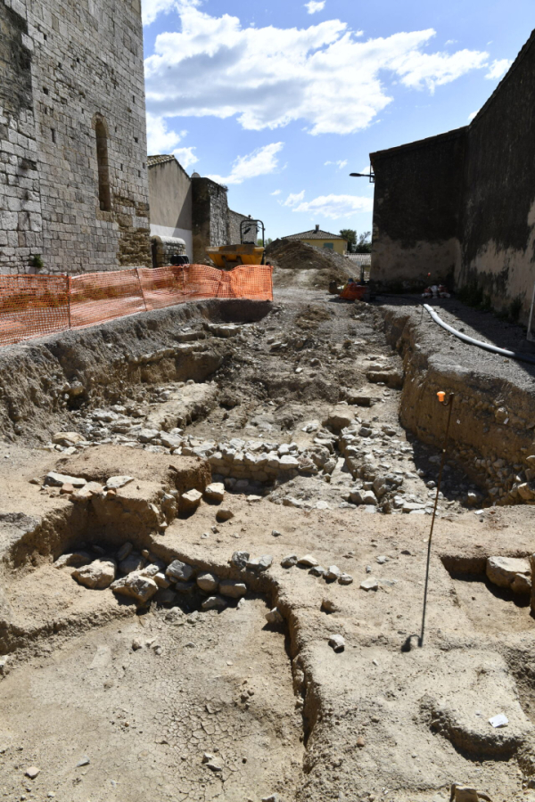 fouilles, pierres, mur de l'égile, tas de terre 