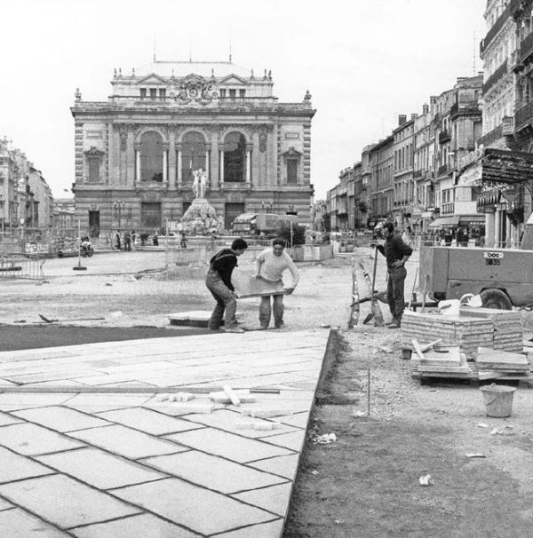Vue des ouvriers au travail pour la pose des dalles sur la Comédie en 1985