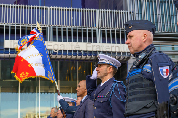 Les forces de police en uniforme