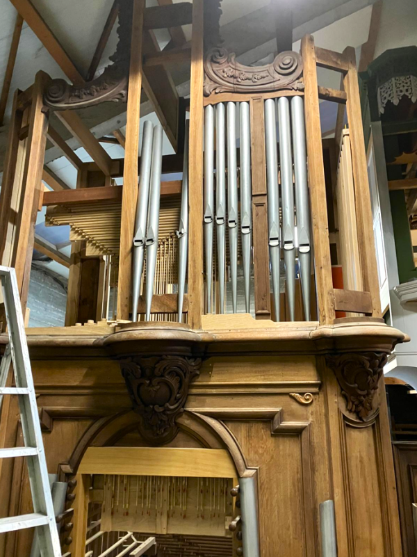 Vue du buffet de l'orgue et des tuayx en cours de rénovation