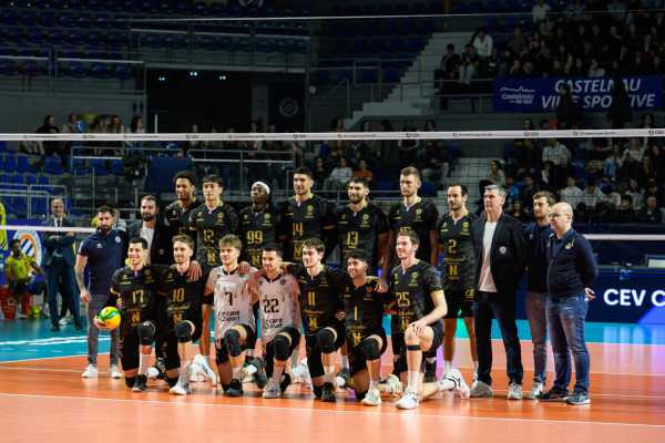 joeurs et staff du MHSC VB posent pour une photo d'&eacute;quipe