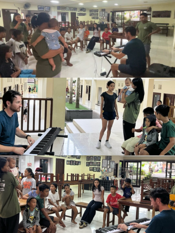 atelier de musique dans une école de Bali, piano, enfants, mobilier 
