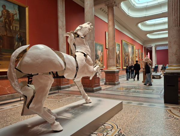 Sculpture de cheval, en r&eacute;sine et m&eacute;tal de S&eacute;bastien Durant&eacute;