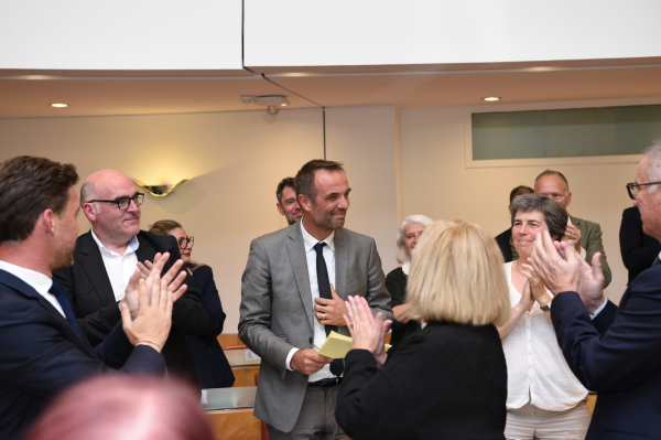 Michaël Delafosse applaudi par les élus métropolitains après son élection à la présidence