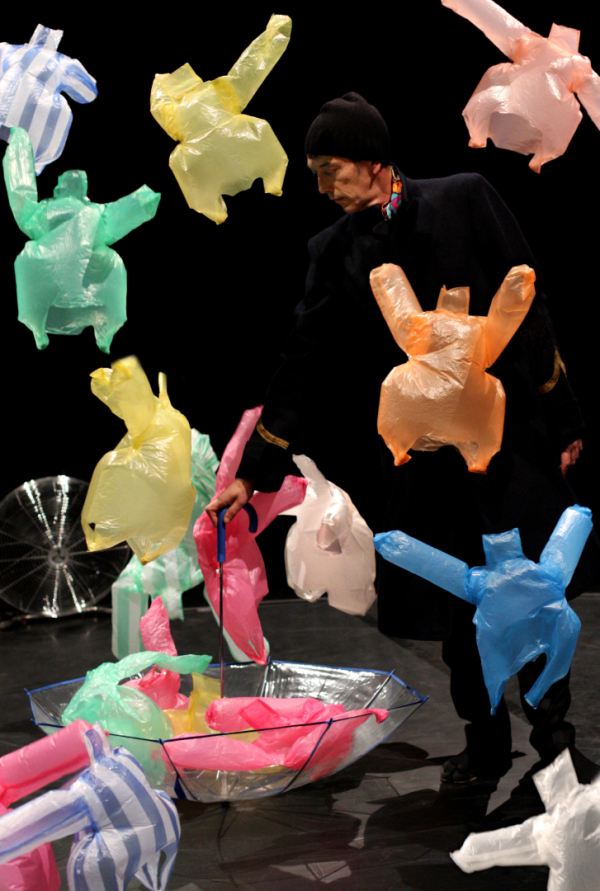 Spectacle de ballons en sachets plastiques, soufflés par le vent