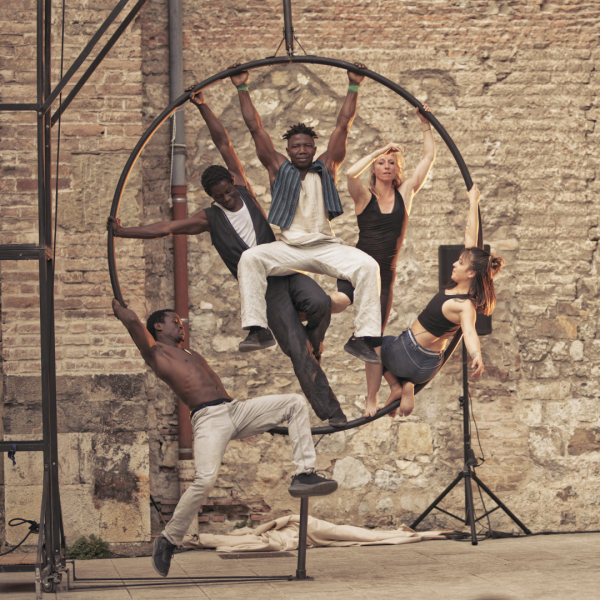 Interprètes de Petit Frère en équilibre sur un cercle de métal