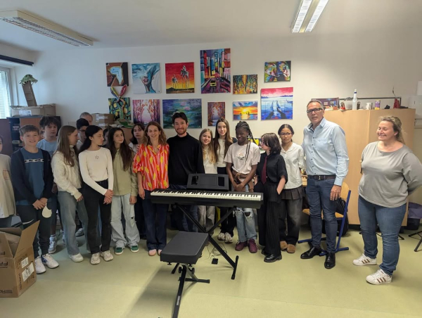 Photo de classe autour du piano offert à une école de Bratislava