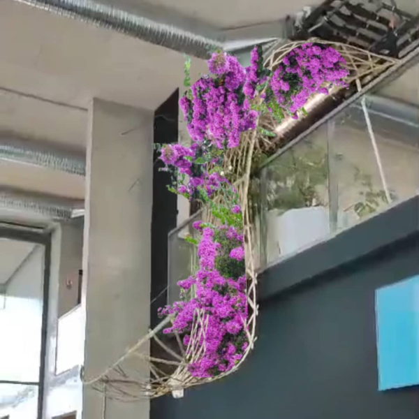 structure autoportante en bambou, plantes, fleurs, plafond