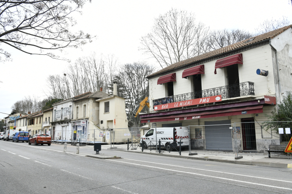 L'avenue de Toulouse avant les travaux de démolition des maisons 