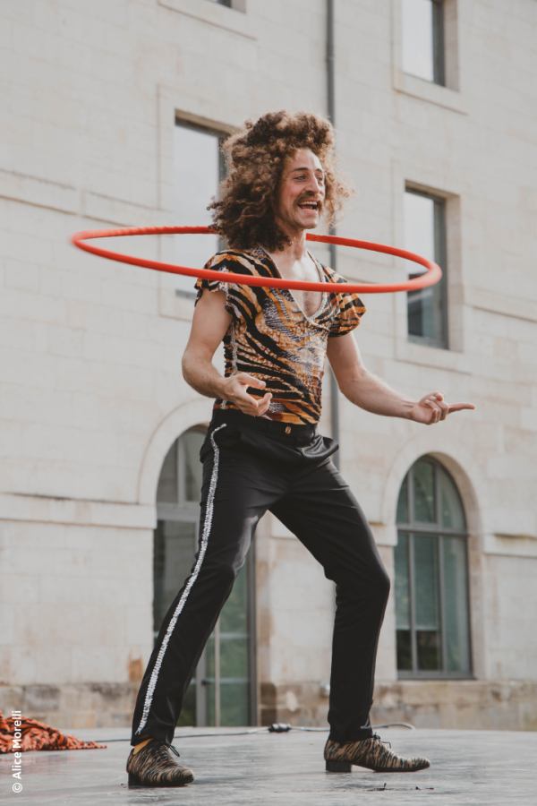 Mike Tiger spectacle clownesque 