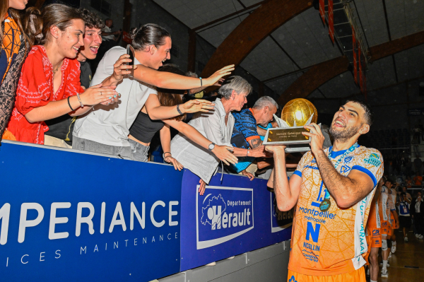 Le capitaine Ezequiel Palacios, d&eacute;j&agrave; titr&eacute; en 2022 comme Nicolas Le Goff partage le troph&eacute;e avec la foule