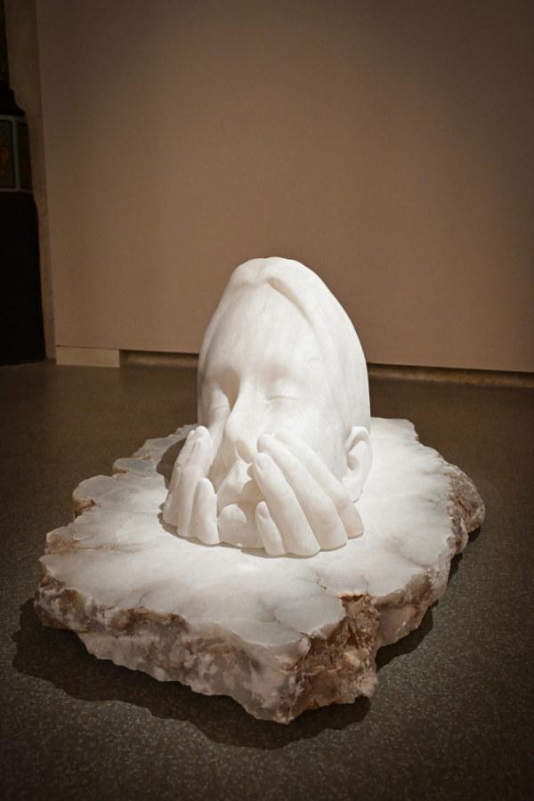 sculpture d'une tête dans de l'albâtre 