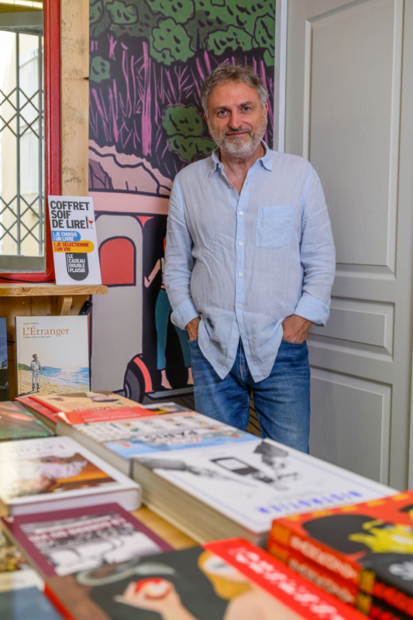 Jean-Christophe Lopez devant son bureau entièrement aménagé au sein de la librairie 