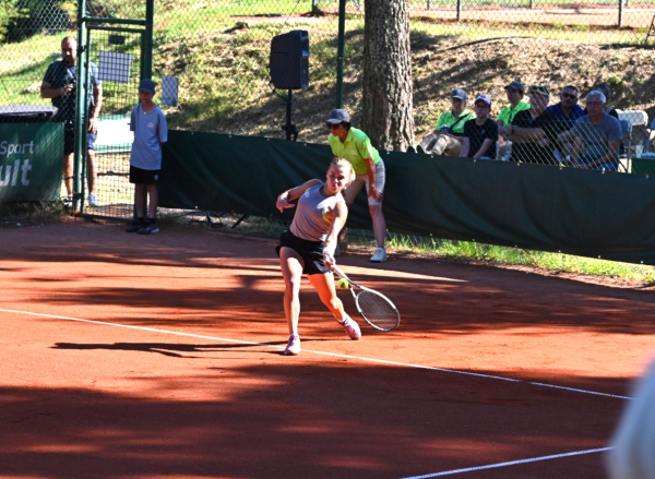 Maja Chwalinska sur les courts de l'ASCH Grabels en juillet 2024