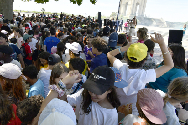 musiciens et chanteuse sur scène, enfants dans le public