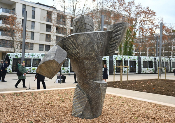 "Orph&eacute;e hors de terre" de Nicolas Alkin lpace DElaunay &agrave;&ccedil; la cit&eacute; cr&eacute;ative dans le cadre du COPAQO et de l'arriv&eacute;e de la ligne 5
