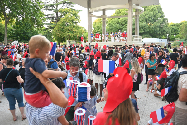 La distribution des flambeaux, bonnets et drapeaux est toujours un moment de joie partag&eacute;e entre toutes les g&eacute;n&eacute;rations