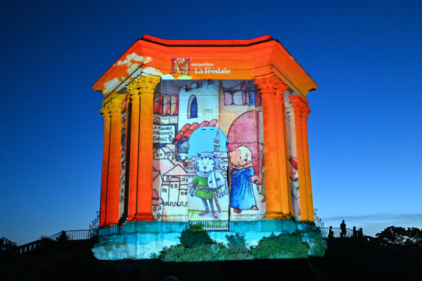 La nuit tomb&eacute;e, le ch&acirc;teau d'eau du Peyrou se transforme