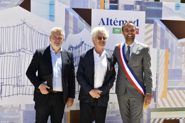 Cédric Grail, directeur général d'Altémed et Jacques Ferrier, architecte, aux côtés de Michaël Delafosse, maire de Montpellier et président de la Métropole, lors de la pose de la première pierre 