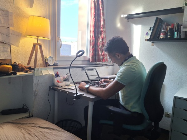 Amin au travail dans sa chambre