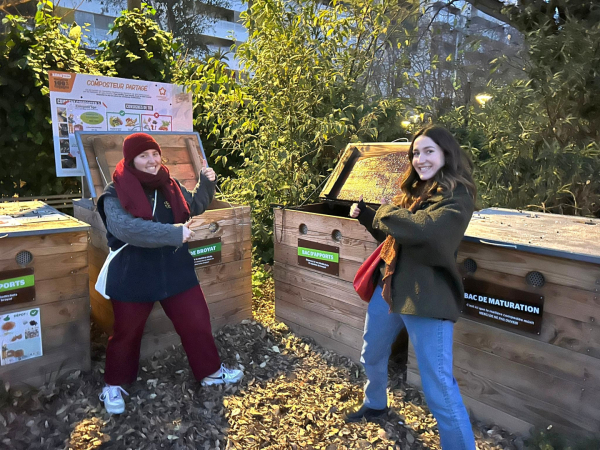 Jeunes filles aidant aux bacs de compostage