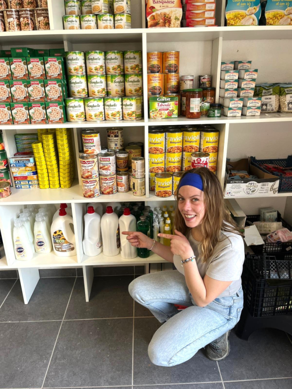 Jeune fille aidant à l'épicerie solidaire